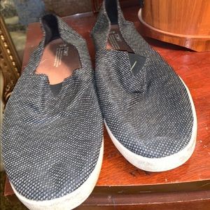 Toms men’s casual shoes size 14